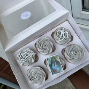 6 customs cupcakes