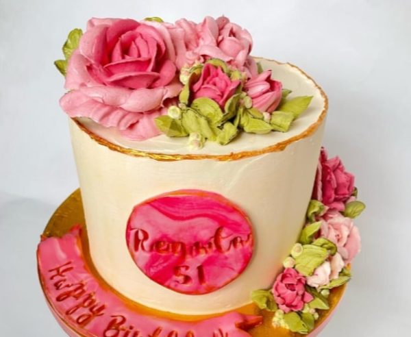 Realistic flowers cake